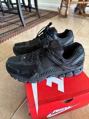 Men’s Nike Black zoom Vomero 5